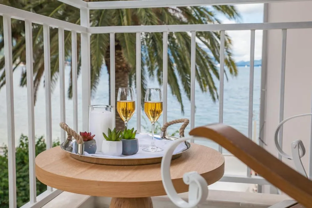 Double room with balcony and side sea view